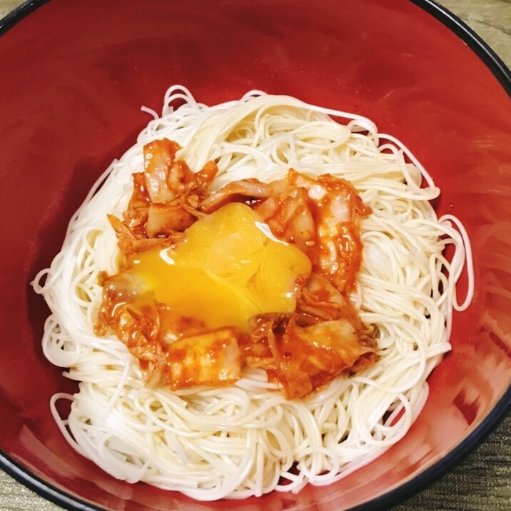 キムチと卵黄のガッツリ系ぶっかけ素麺、ごま油風味